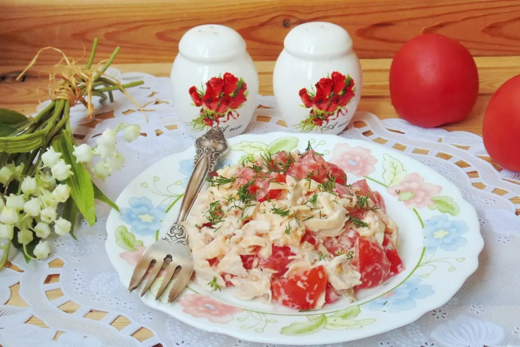 Salad with turkey, tomatoes and cheese