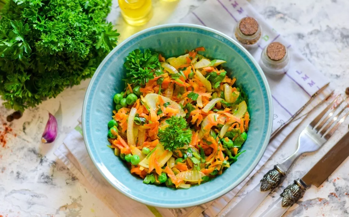 Salad with fried onions and carrots