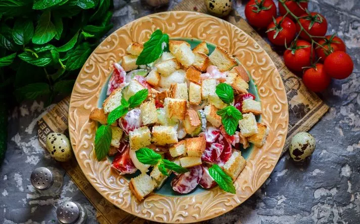 Salad with salmon and toast