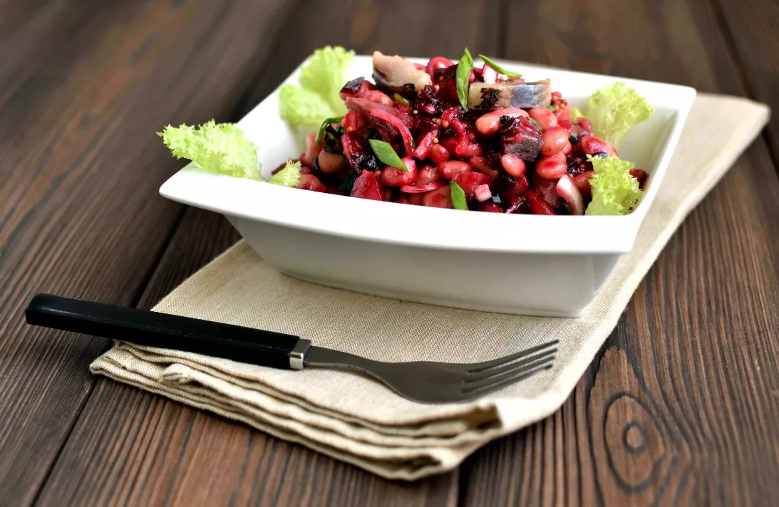 Salad with beans and herring