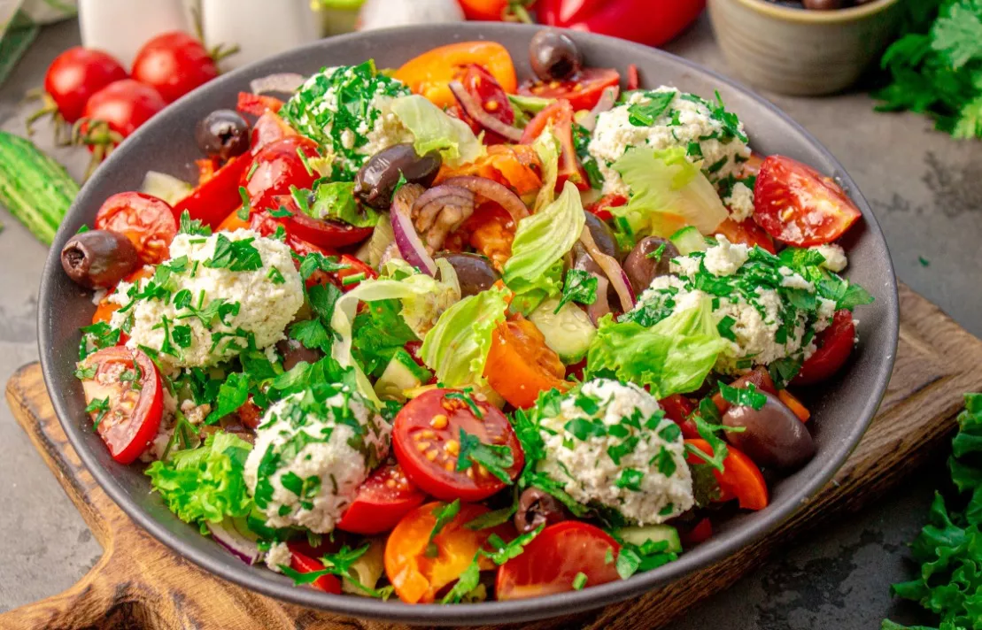 Salad with ricotta balls