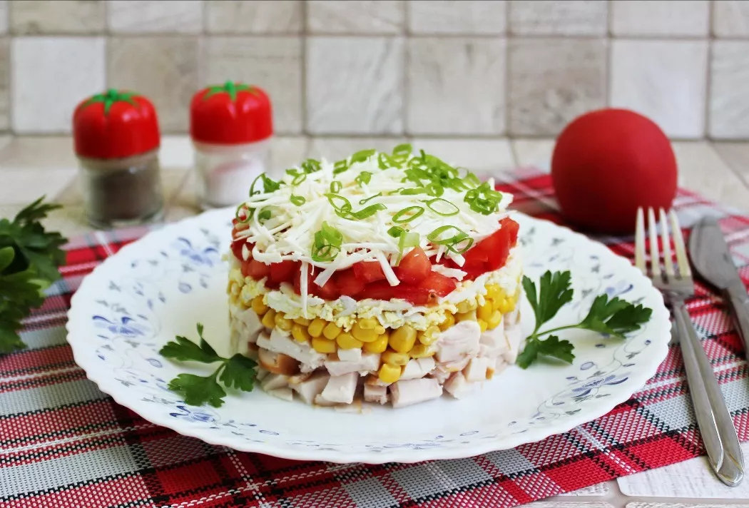 Salad with smoked chicken and hot dog cheese