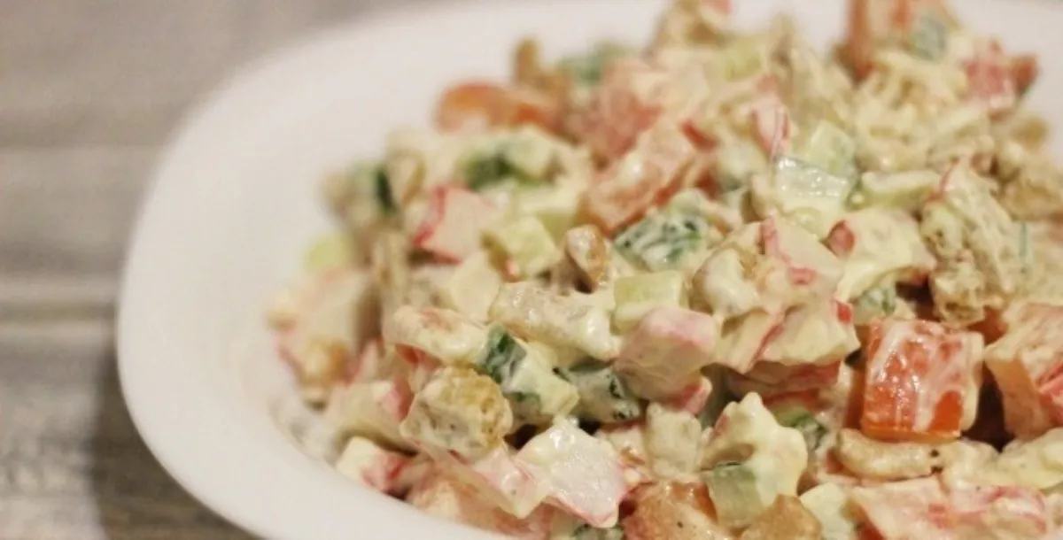 Salad with toast and crab sticks