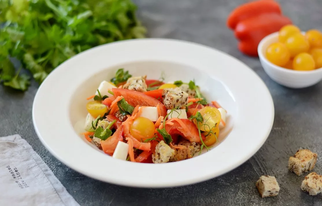 Salad with toast and bell pepper