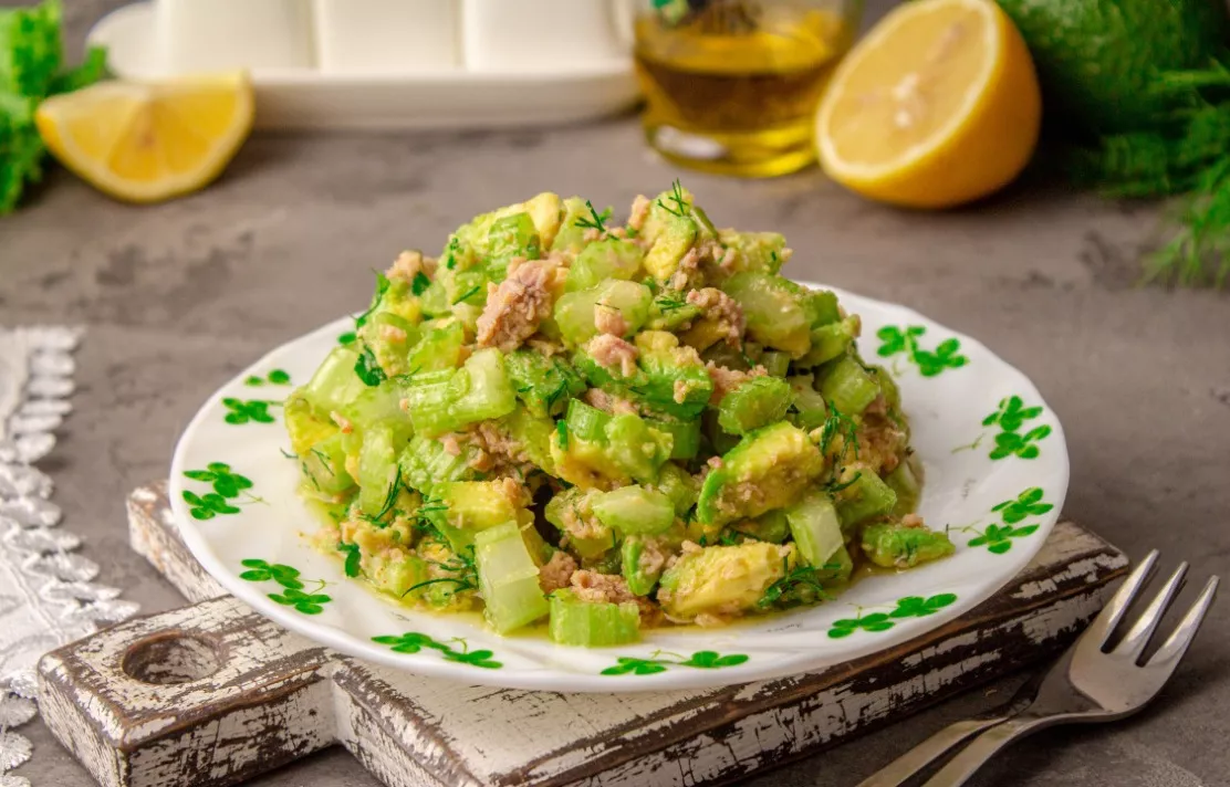 Salad with tuna, celery and avocado