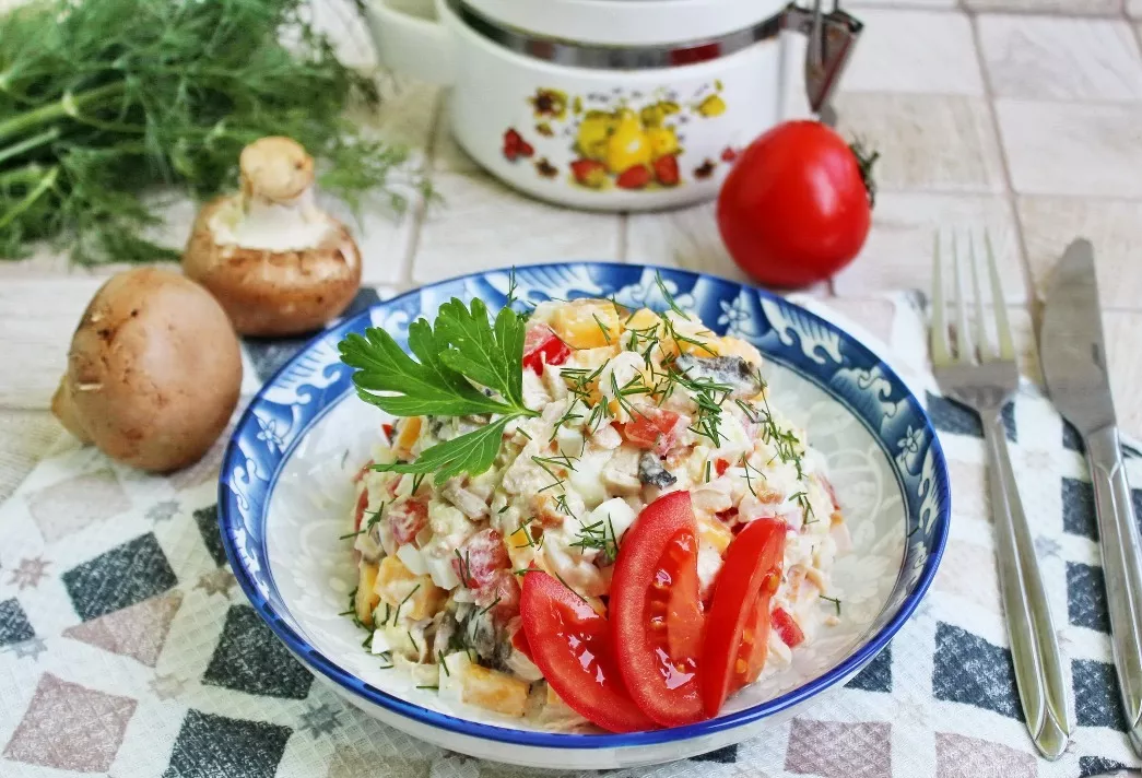 Salad with chicken and mushrooms