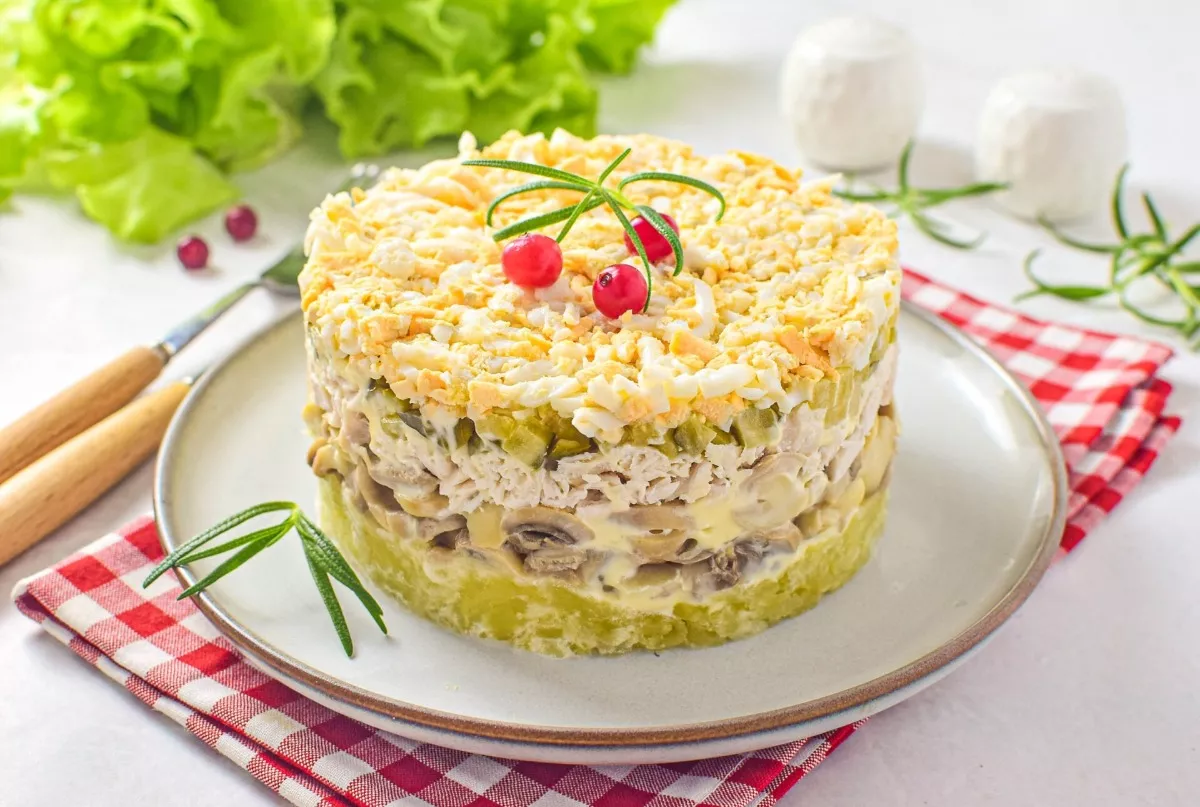 Salad with chicken and champignons