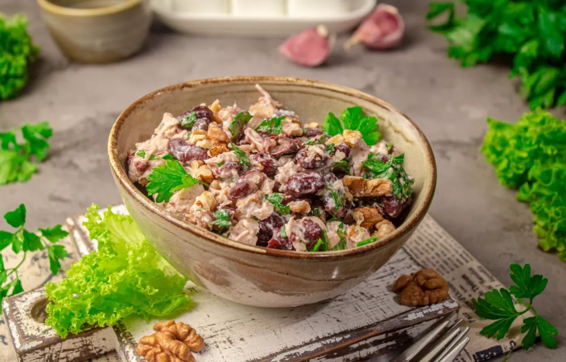 Salad with chicken, beans and walnuts