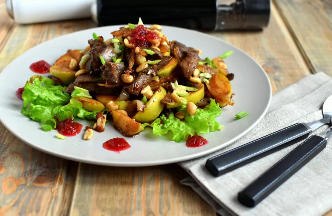 Salad with chicken liver and apples