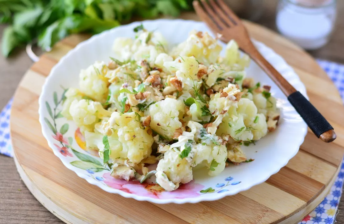 Salad with cauliflower, nuts and herbs