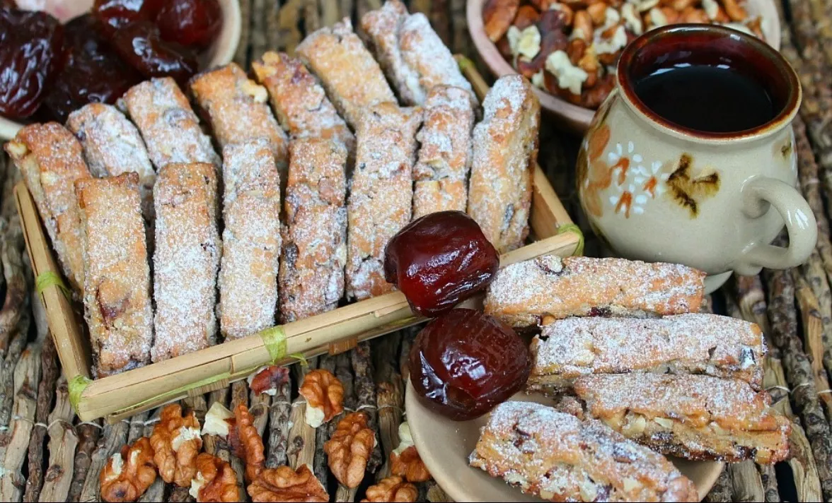 Biscuits with nuts and dates