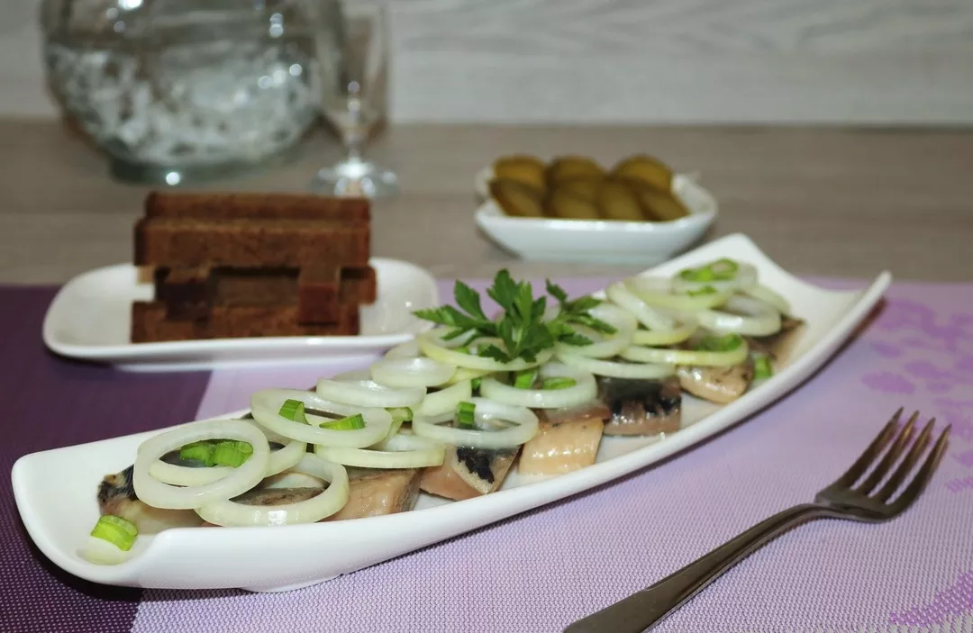 Pickling herring with onion