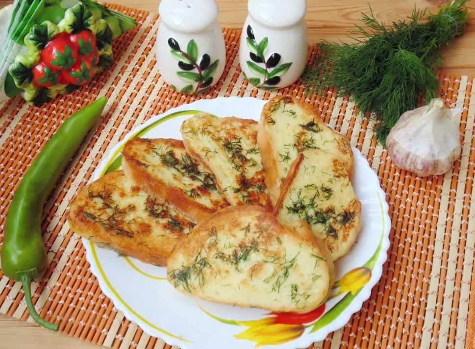 Toast with dill and garlic