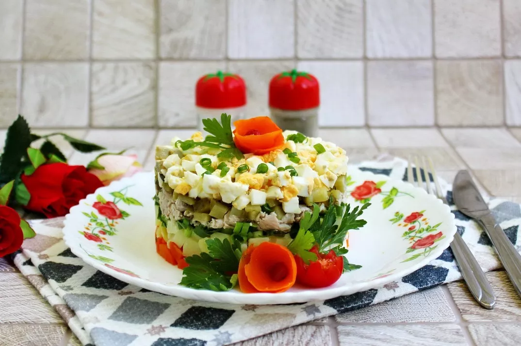 Layered salad with chicken