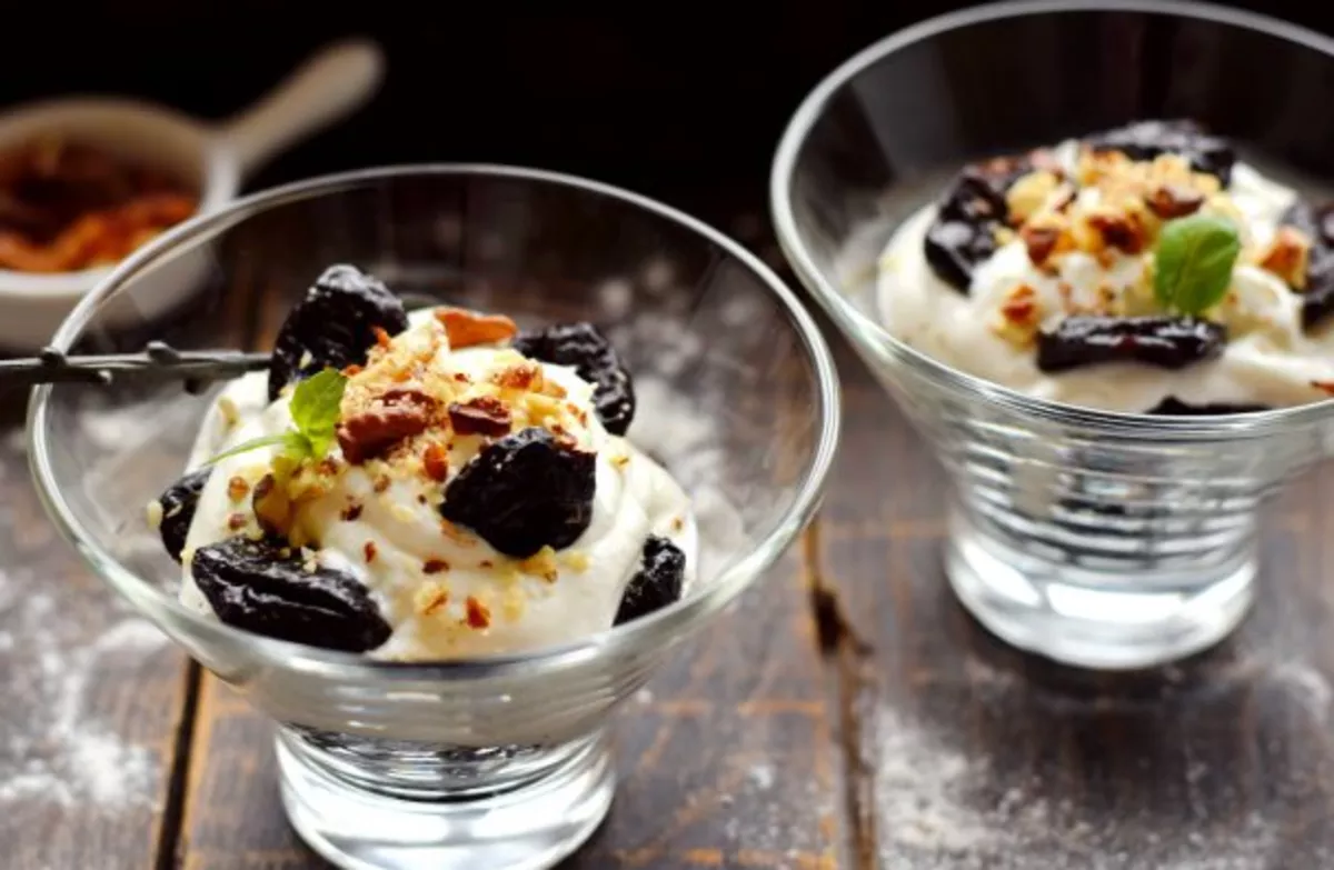 Plums with walnuts in cream