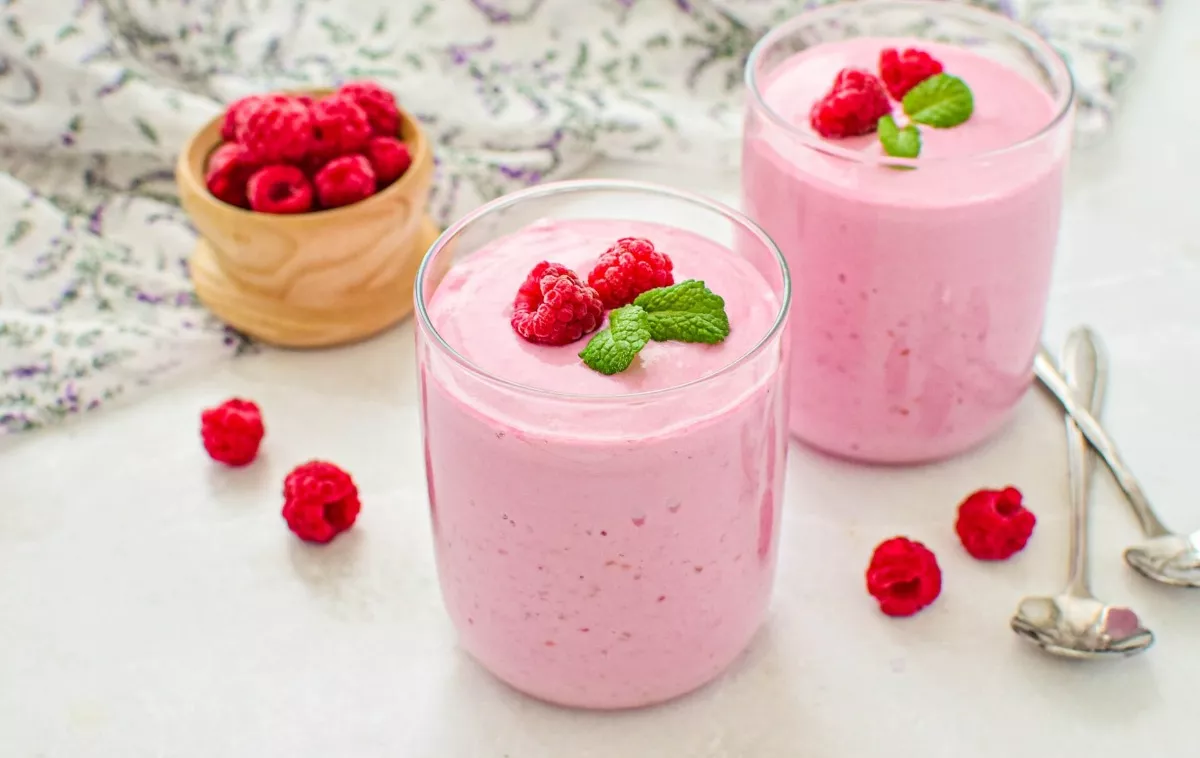 Smoothie with cottage cheese and raspberries