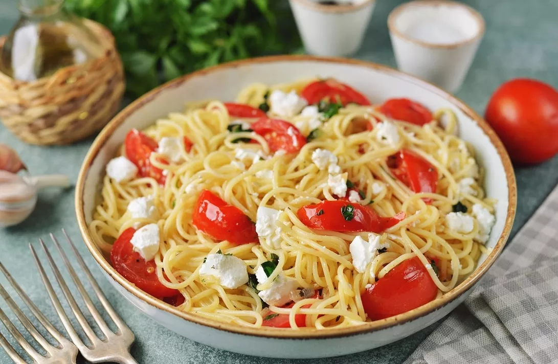 Spaghetti with feta cheese and tomatoes