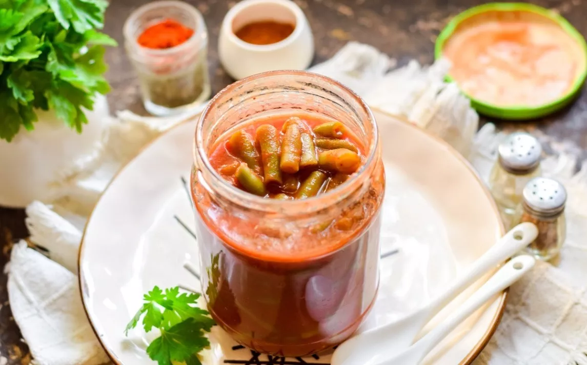 Green beans in tomatoes for the winter