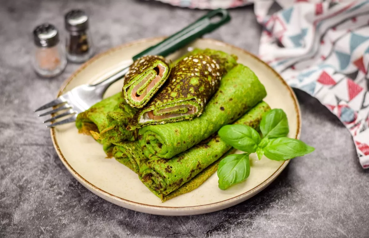 Spinach pancakes with salmon