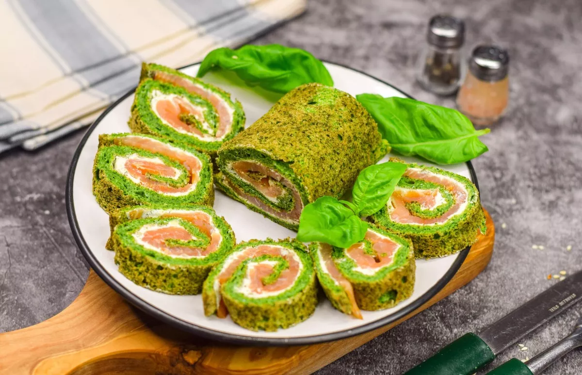 Spinach roll with smoked salmon