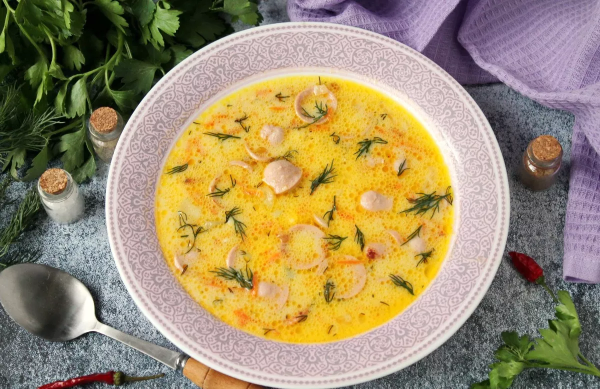 Cheese soup with smoked sausages