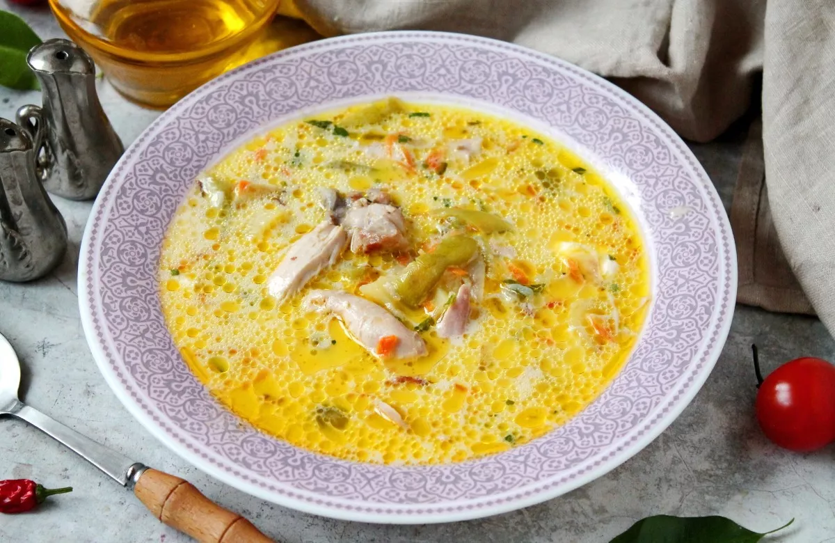 Cheese soup with chicken and bell pepper