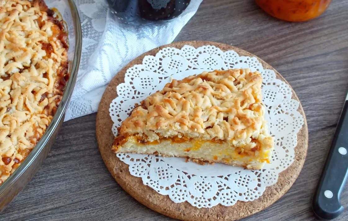 Grated cake with cottage cheese and jam