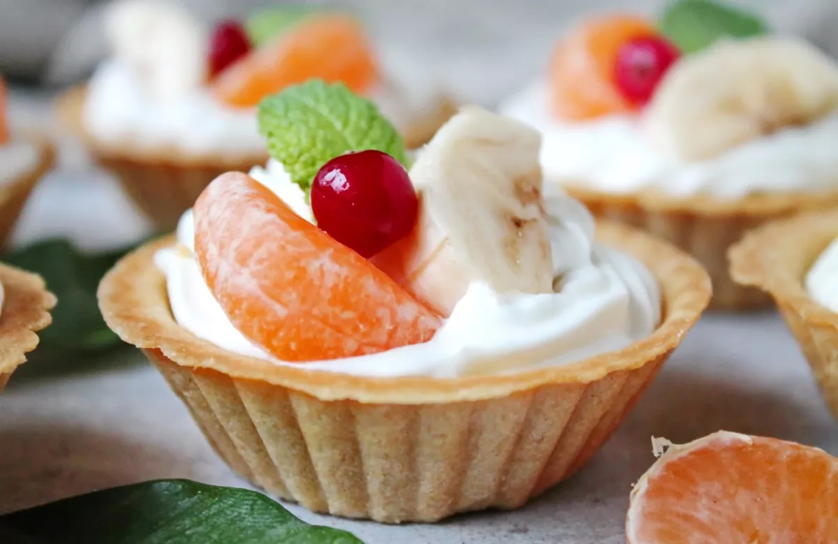 Tartlets with fruits and whipped cream