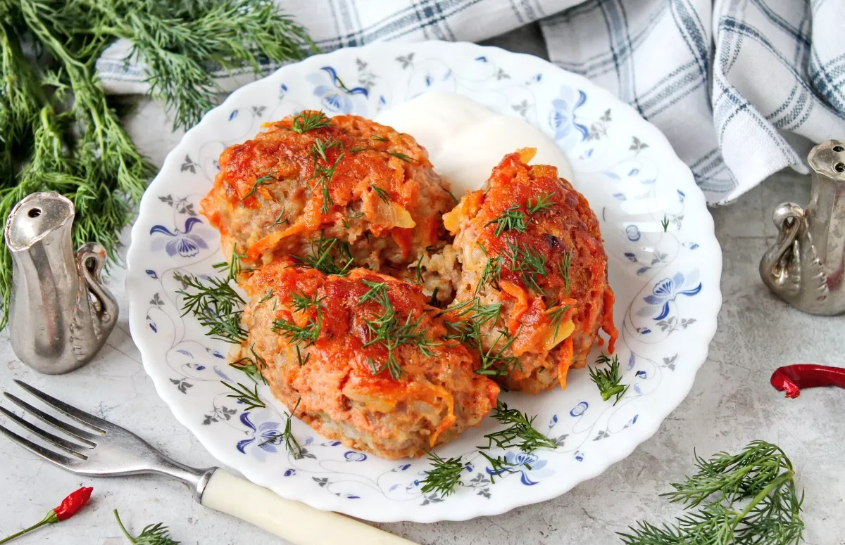 Lazy pigeons in tomato and sour cream sauce in the oven