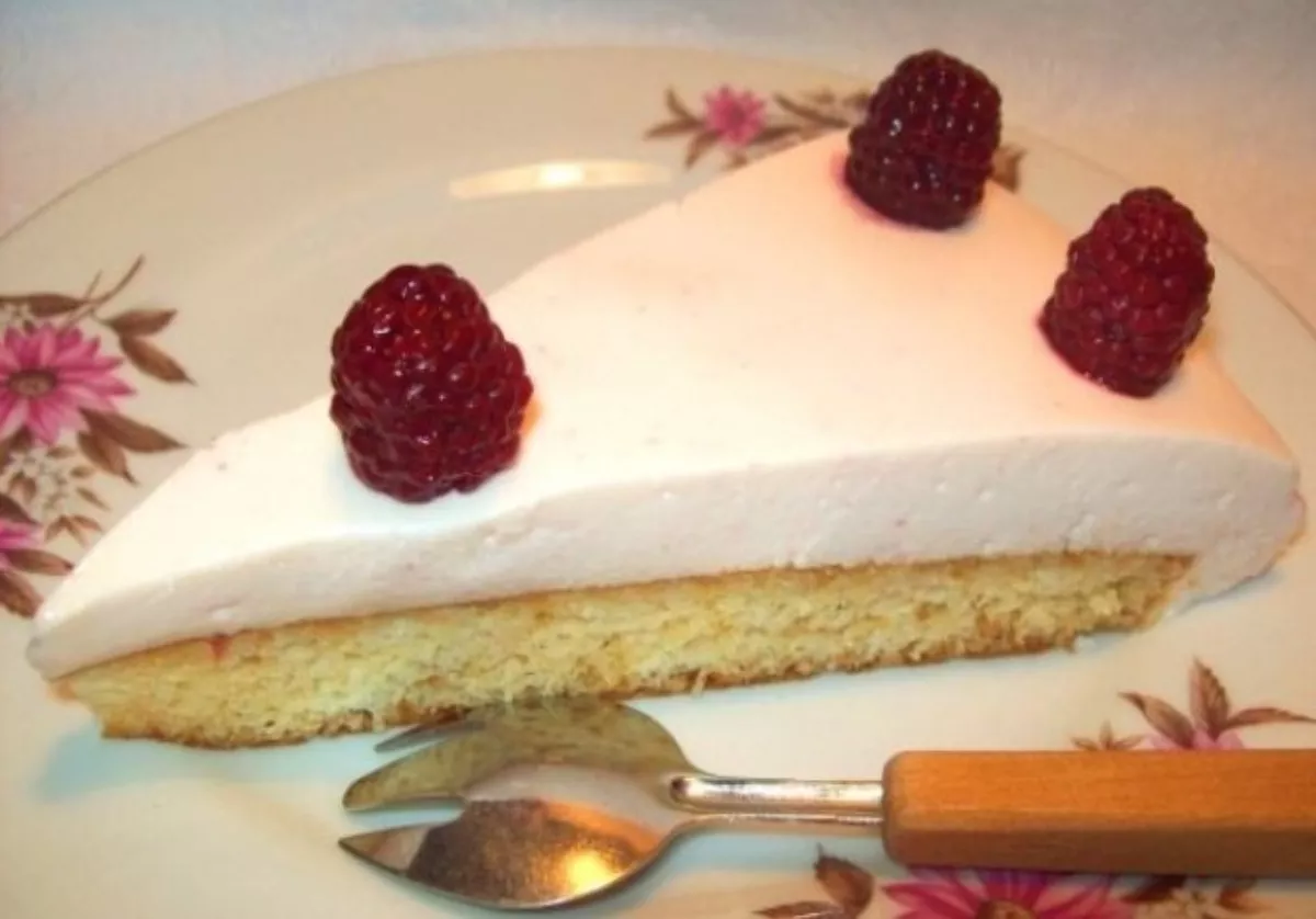 Cake with yogurt and gelatin