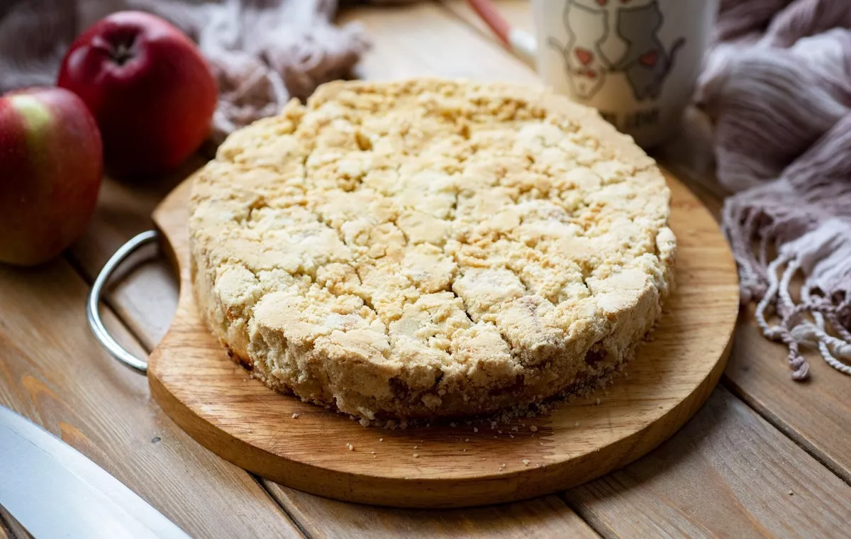 Crumbly pie with apples without semolina