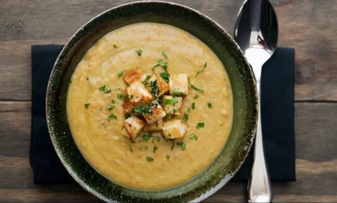 Mashed pea soup with toast