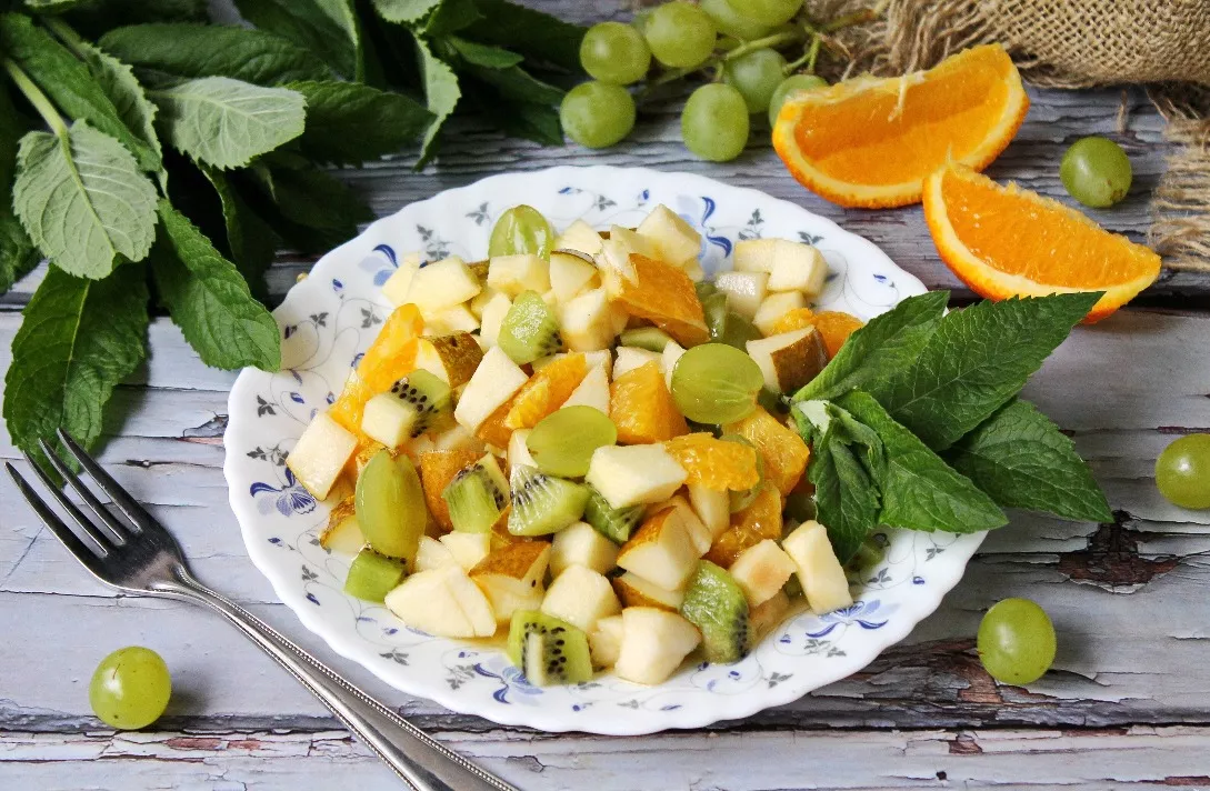 Fruit salad with apples, pears and kiwi