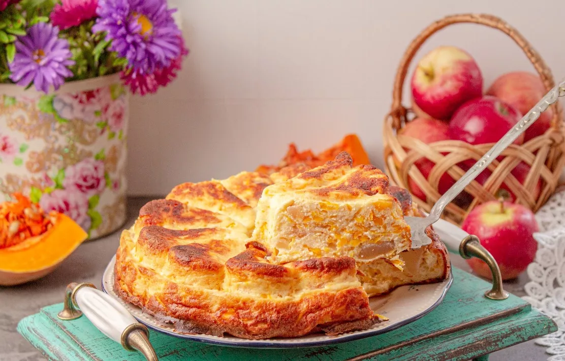 Cottage cheese casserole with pumpkin and apples