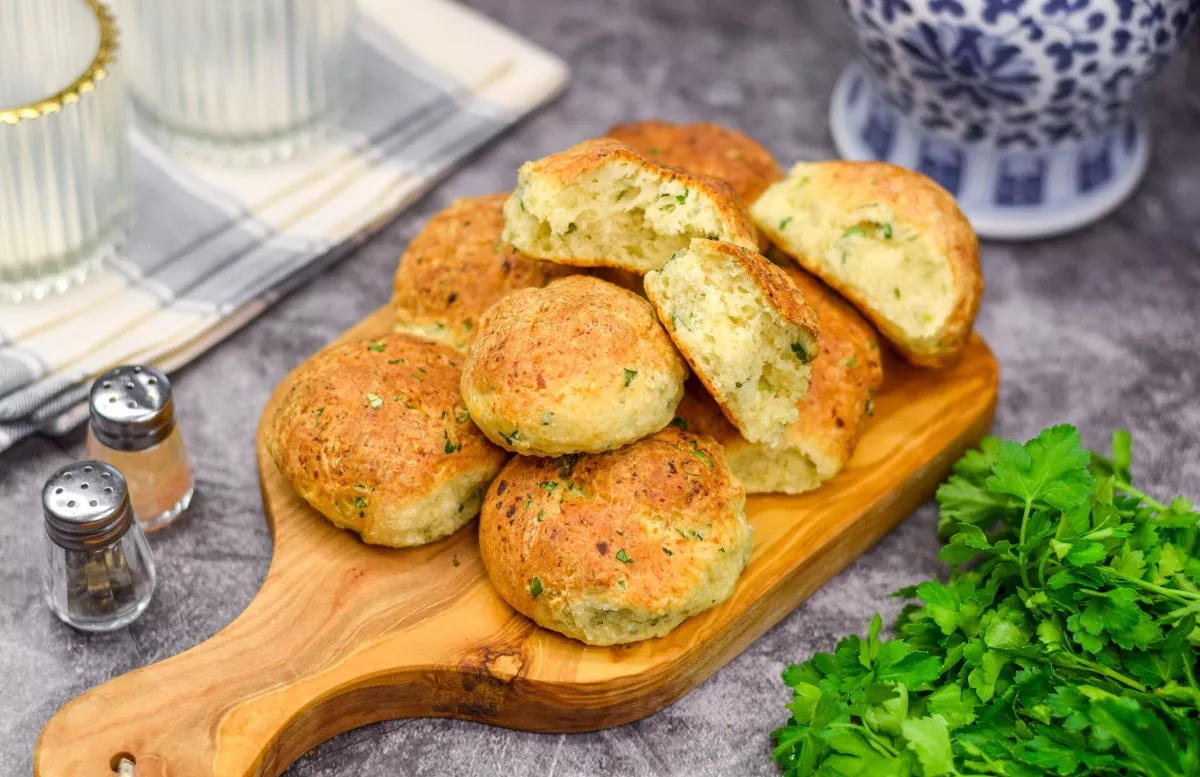 Cottage cheese buns with herbs