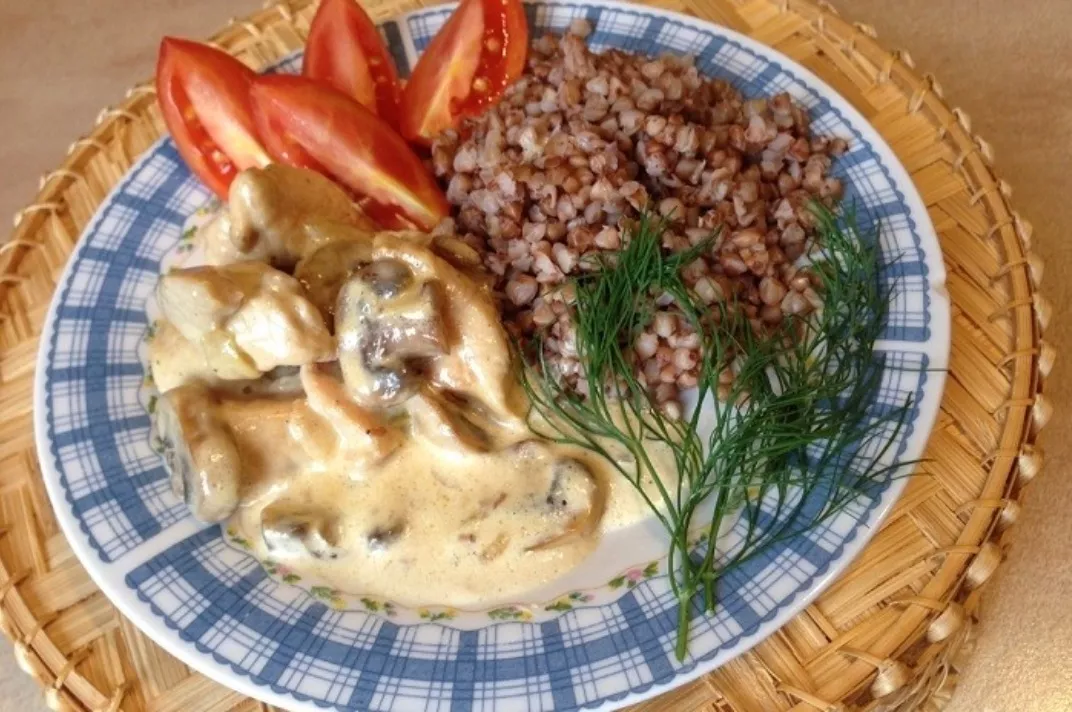 Chicken in cream sauce with mushrooms