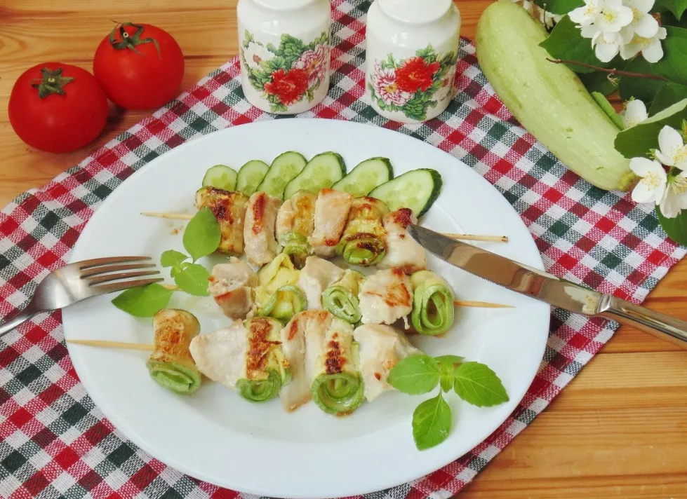 Chicken skewers with zucchini