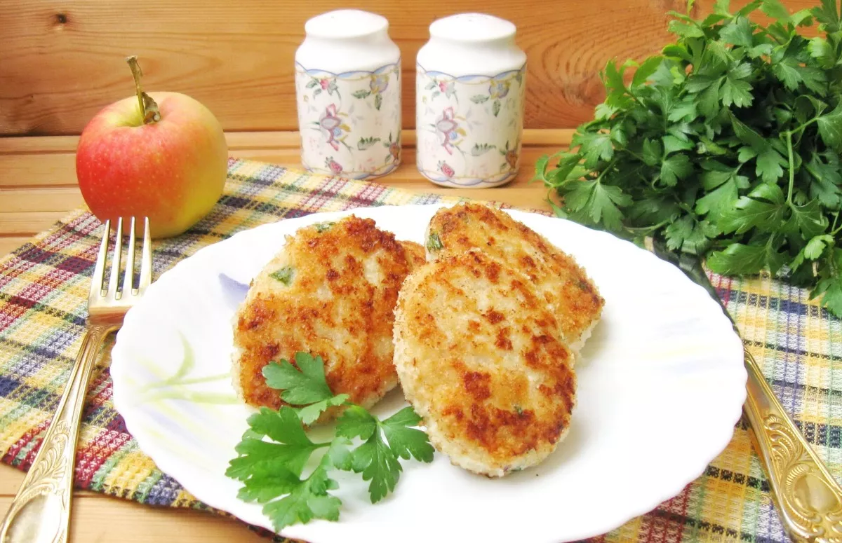 Chicken cutlets with apples