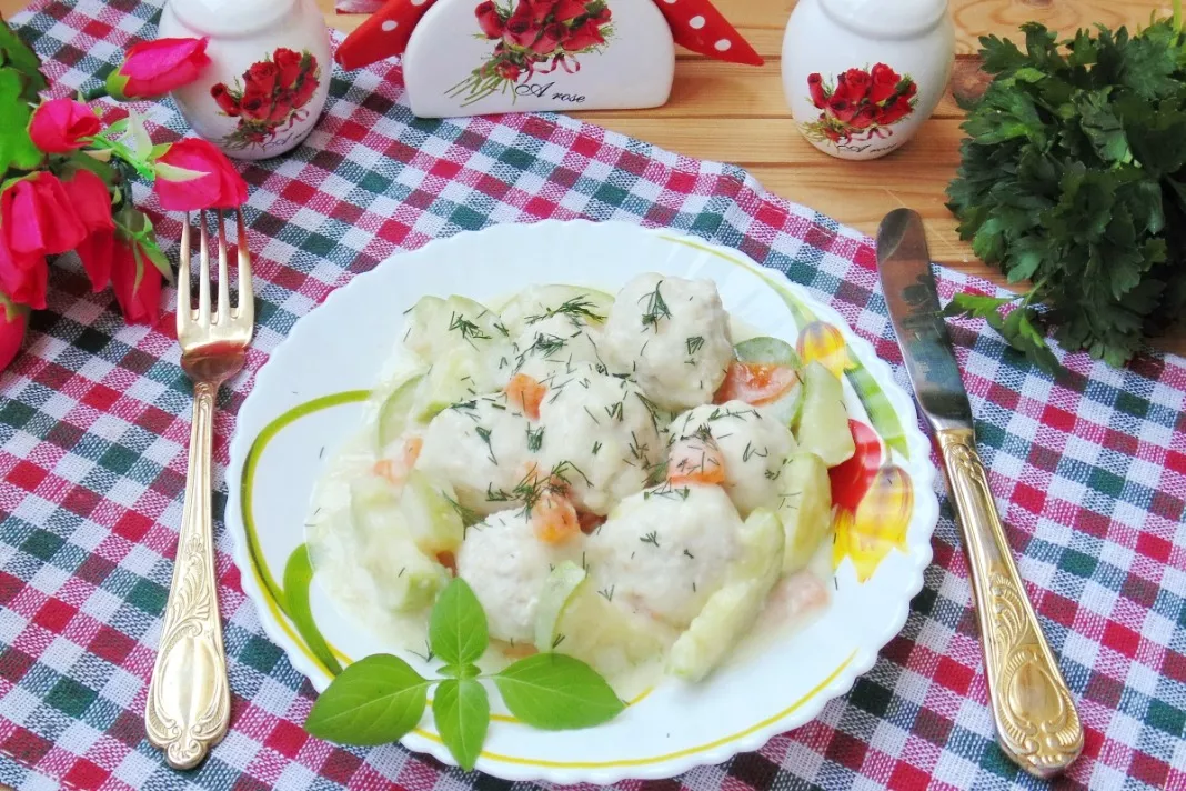 Chicken dumplings with zucchini in white sauce