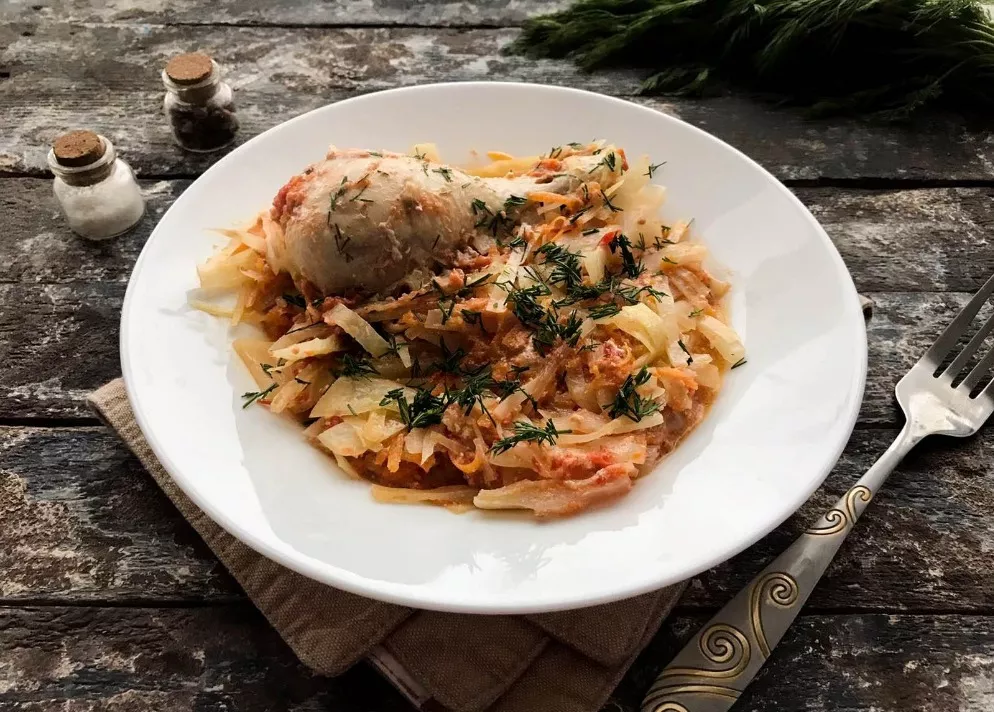 Chicken drumsticks with stewed cabbage