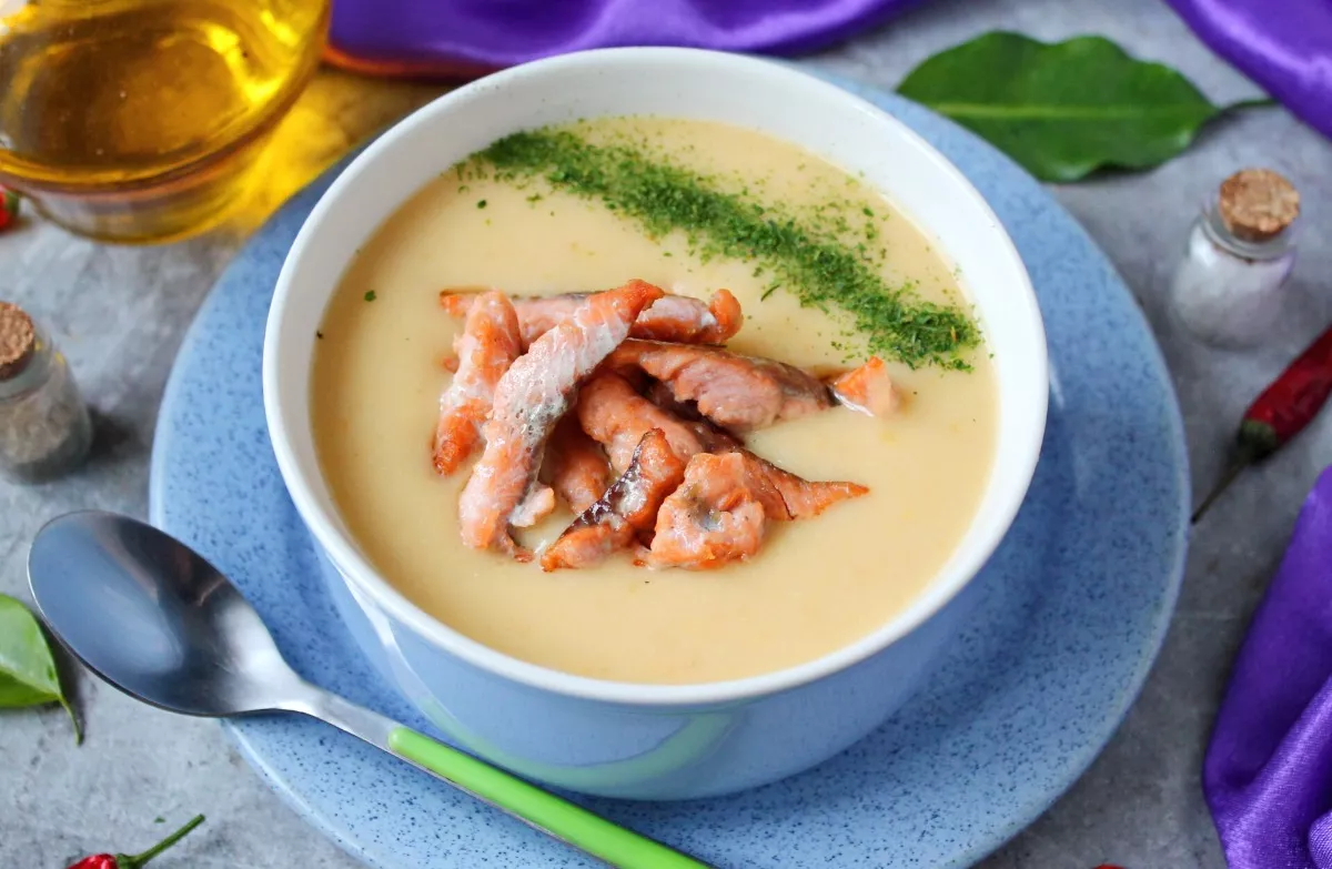 Cauliflower soup with salmon