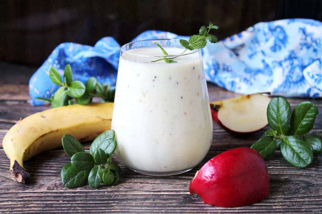 Winter cocktail with apple, banana and kiwi