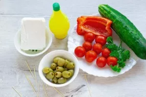 Prepare all the necessary ingredients, including salt, pepper and toothpicks.