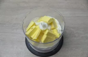 In a blender bowl, add flour, 115 grams of cold butter, salt, sugar, mix everything until crumbly.