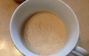 We mix dry yeast with a teaspoon of sugar in warm milk and leave for 10 minutes, let it rise.