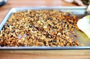 First we chop the walnuts, mix with cinnamon and fry a little without adding oil, literally for 3-5 minutes.