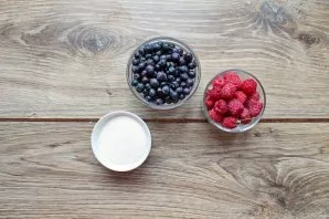 Prepare all the necessary ingredients for making raspberry blueberry jam.