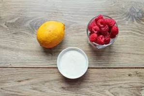 Sort out the berries, rinse the lemon well with a soft brush and dry.