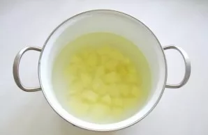 Peel the potatoes, wash them, cut into cubes and put them in a saucepan. Fill with broth.