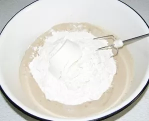 Making dough. In a bowl, mix the egg, sugar, salt, pour warm milk and yeast, vegetable oil. Add flour. We knead the dough.
